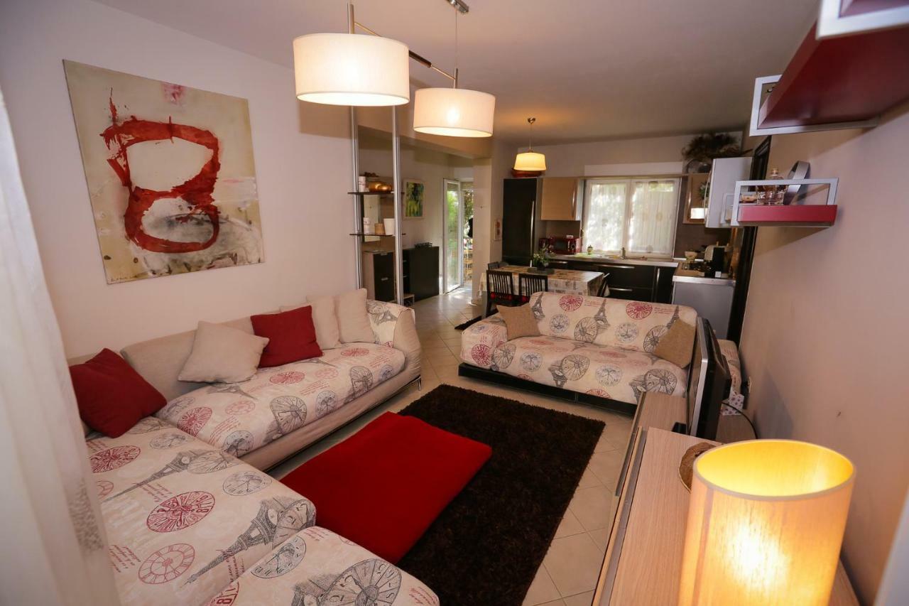 Pine-Tree Apt W/ Private Garden 50 M From The Sea Golem  Esterno foto