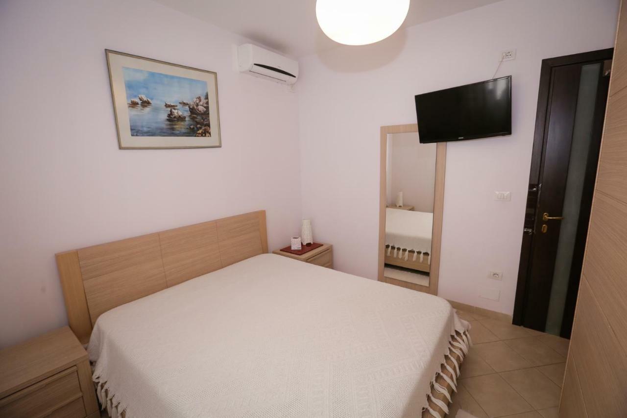 Pine-Tree Apt W/ Private Garden 50 M From The Sea Golem  Esterno foto