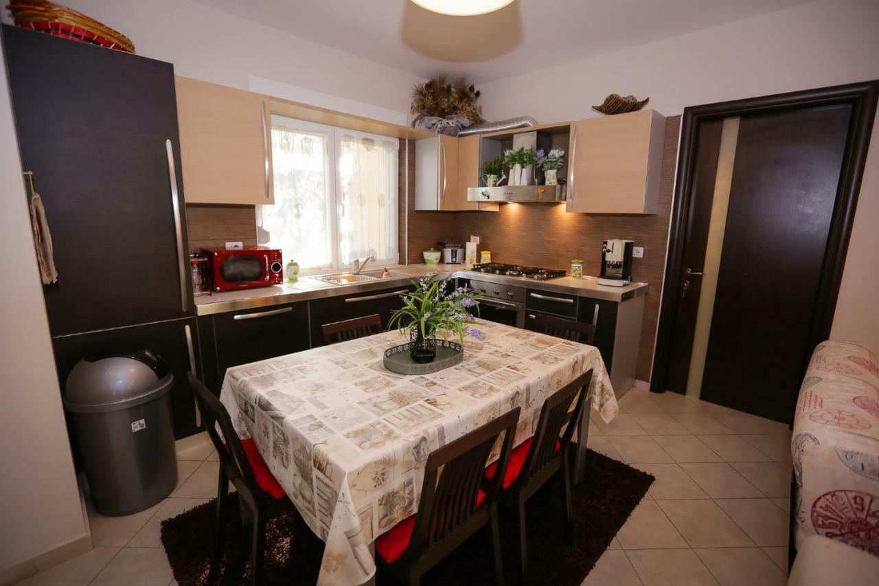 Pine-Tree Apt W/ Private Garden 50 M From The Sea Golem  Esterno foto