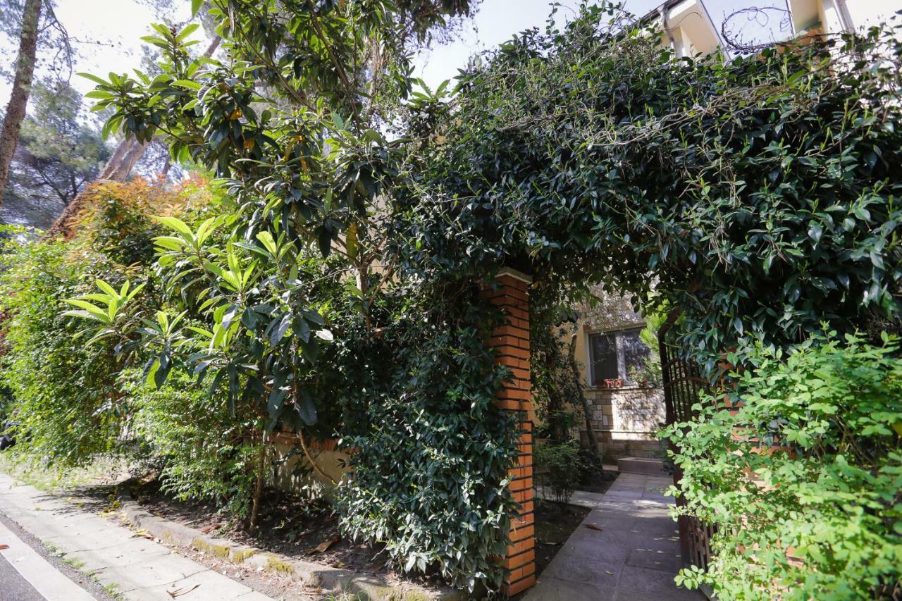 Pine-Tree Apt W/ Private Garden 50 M From The Sea Golem  Esterno foto